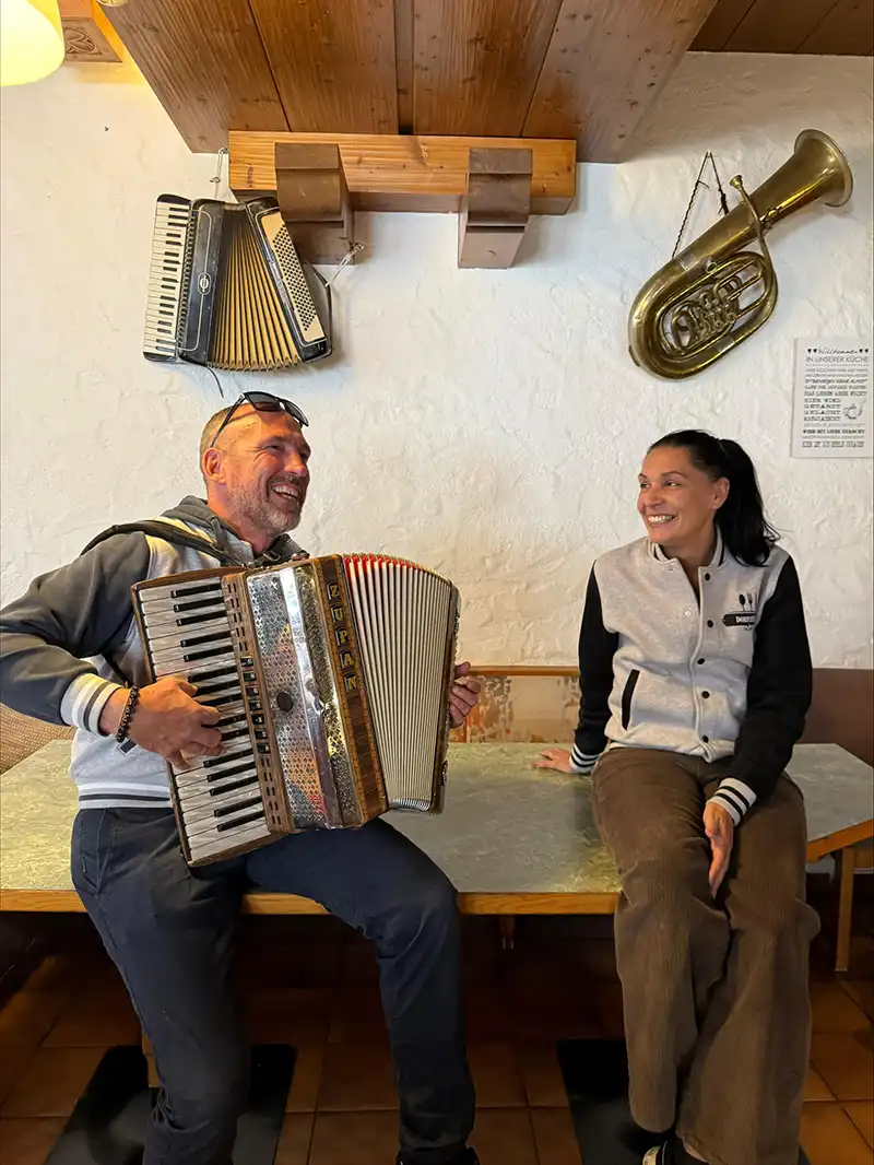 Mann und Frau sitzen auf einem Tisch